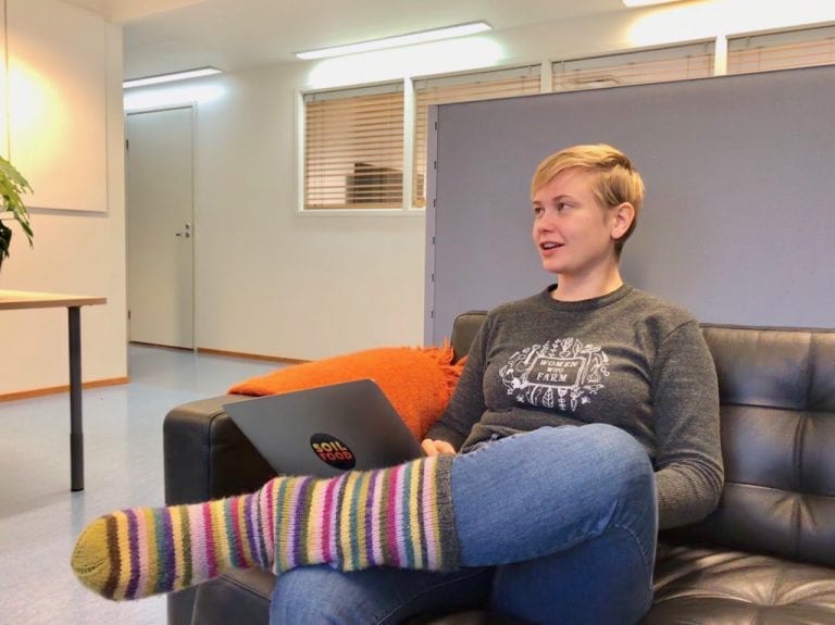 Tiiti Kämäri Soilfoodin toimistolla Women who farm -paita päällä.
