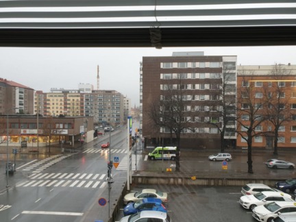 Kuva Tampereen Tammelan toimiston ikkunasta harmaana marraskuun päivänä vuonna 2019