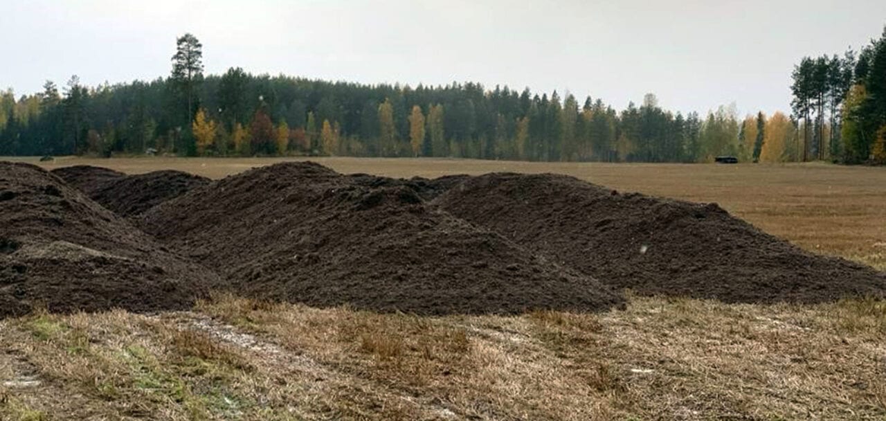 Soilfood Ravinnekuitu odottaa pellolla levitystä.