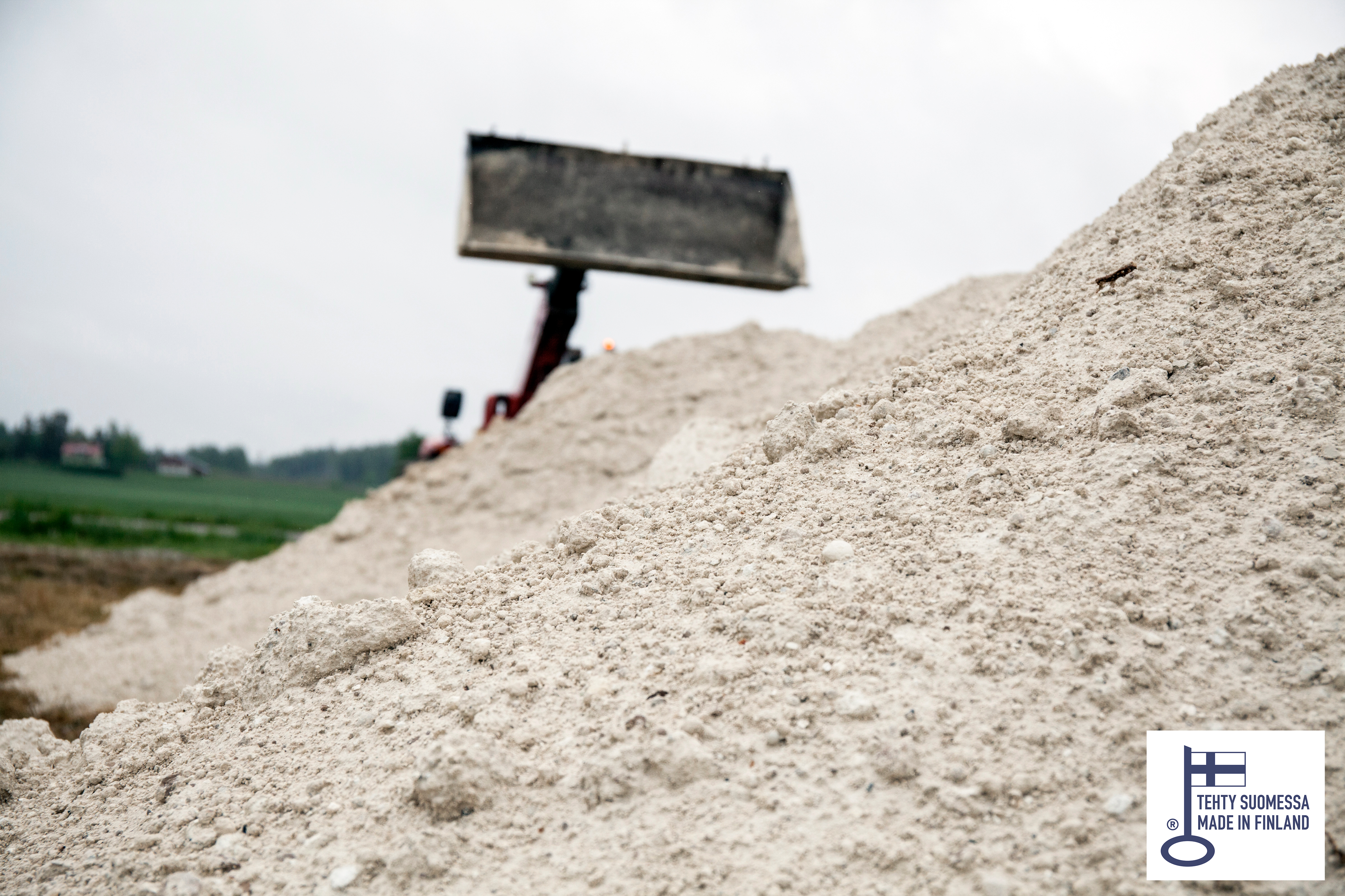 Soilfoodin kalkkituotteiden kansikuva avainlipulla Soilfoodin kalkkituotteille on myönnetty avainlippu-merkki. Kuvassa kaivurilla lastataan Soilfood Rakennekalkkia.